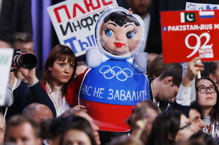 Ікона, матрьошка та інші дивні плакати з прес-конференції Путіна. Фотогалерея