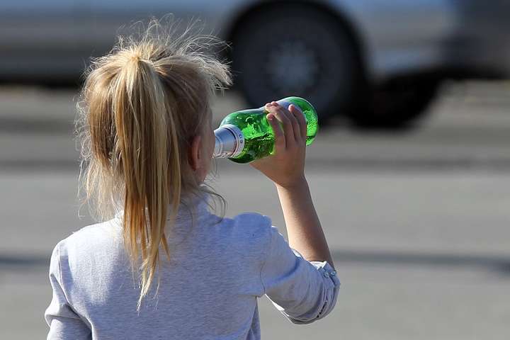 Батьки дозволяють дітям алкоголь занадто рано — вчені