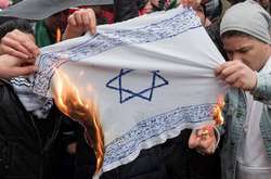  Спалення саморобного прапору Ізраїлю на пропалестинському протесті у Берліні 