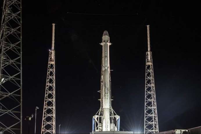 SpaceX вперше повторно запустила ракету і космічний корабель