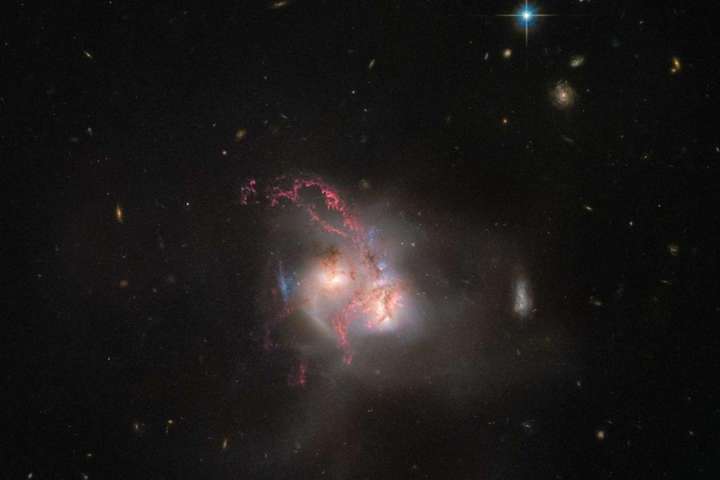 Агентство NASA показало злиття двох галактик