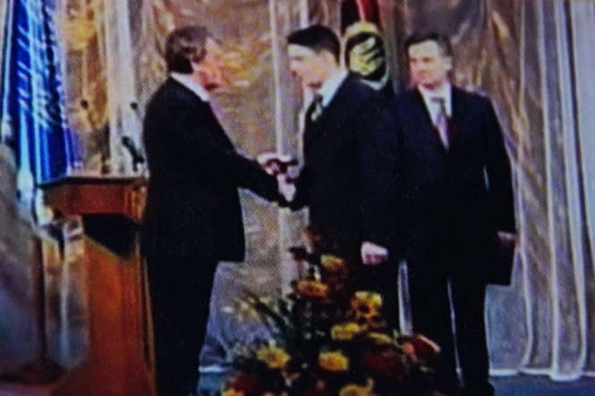 З’явилося фото, як Ющенко нагороджує Леоніда Пасічника, який потім очолив «ЛНР»