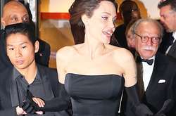 В одном стиле: Анджелина Джоли со своими детьми восхитили черно-белыми образами на вечере в Нью-Йорке