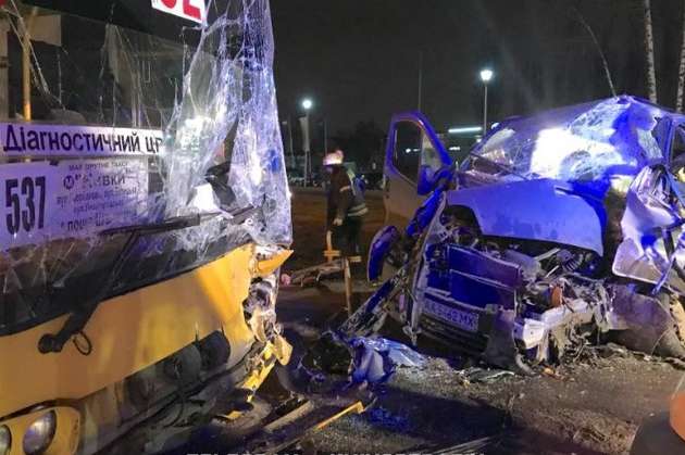 У Києві маршрутка спровокувала серйозну ДТП: водія Opel визволяли рятувальники