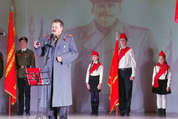 В окупованому Севастополі дітей прийняти в піонери і заспівали «Поверніть Сталіна»