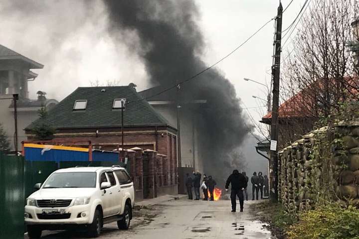 Ставицький відхрестився від будинку в Києві, біля якого активісти палили шини