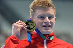 Британський плавець виграв золоту медаль і подарував її дівчинці (відео)