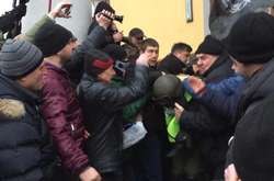 Сутички під палацом