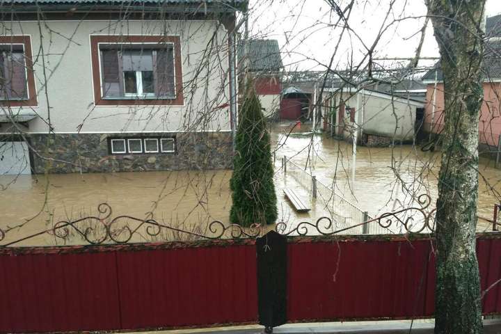 У Мукачеві через паводок скасували навчання у школах та дитсадках