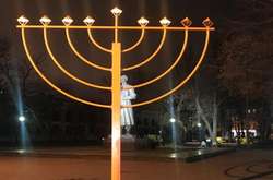 У Києві вандали облили кров’ю монумент на честь Хануки