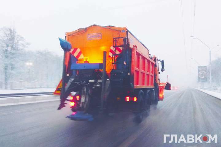 Київ засипає снігом: на вулицях працює півтисячі снігоприбиральних авто