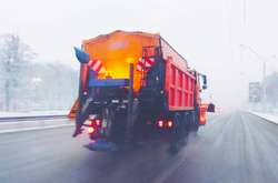 Столичні дороги посипають соляною сумішшю