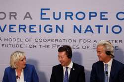  Конференція Групи європейських партій і свобод у Європарламенті у Празі, 16 грудня 2017 року. На фото: Марін ле Пен (зліва), Томіо Окамура і Герт Вілдерс (справа) 