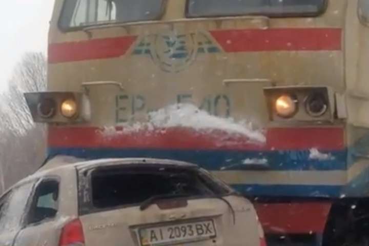 На Київщині водій намагався проскочити перед електричкою, а опинився під нею