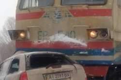 На Київщині водій намагався проскочити перед електричкою, а опинився під нею