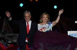  Себастьян Піньєра разом із дружиною Сесілією Морел після оголошення результатів виборів 17 грудня 