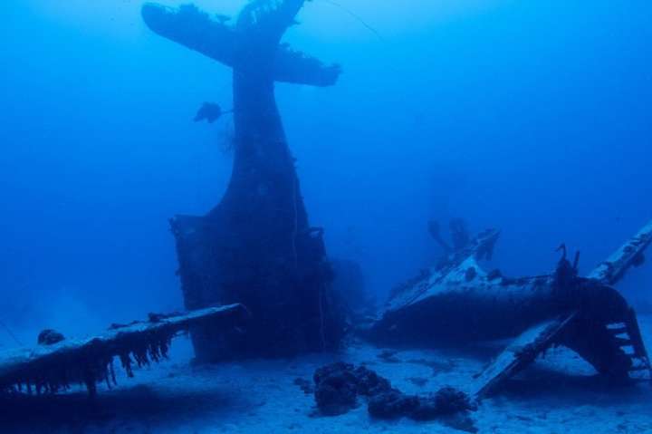 Фантастичні фотографії підводного кладовища літаків