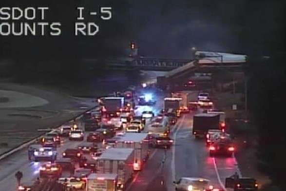 У США пасажирський потяг впав з мосту на автотрасу 