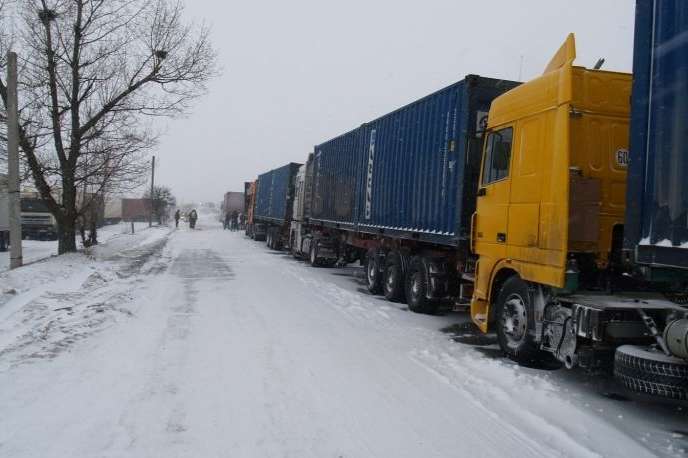 В'їзд вантажівок до Києва обмежили через сильний снігопад