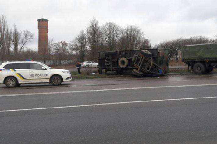 На Миколаївщині причеп військової вантажівки влетів у зупинку, загинула жінка