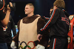 Як Берінчик переодягнувся в «Олімпійського Мішку» та нокаутував суперника (фотогалерея)