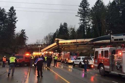 У США внаслідок падіння поїзда з мосту постраждали 83 людини