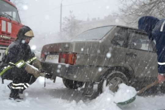 Рятувальники за добу витягли зі снігових заметів майже 600 людей