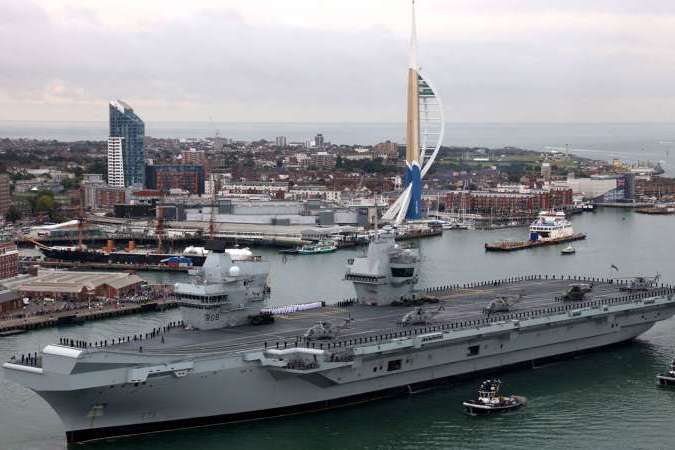 В найбільшому військовому кораблі Британії виявили протікання
