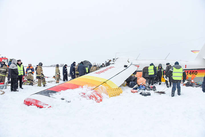 У Росії в аеропорту впав літак: загинуло три людини