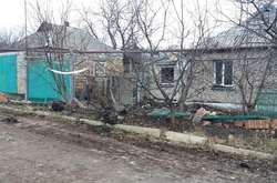 Пошкоджені будинки в селищі Новолуганське