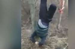 На Дніпропетровщині далекобійники підвисили догори ногами крадія пального