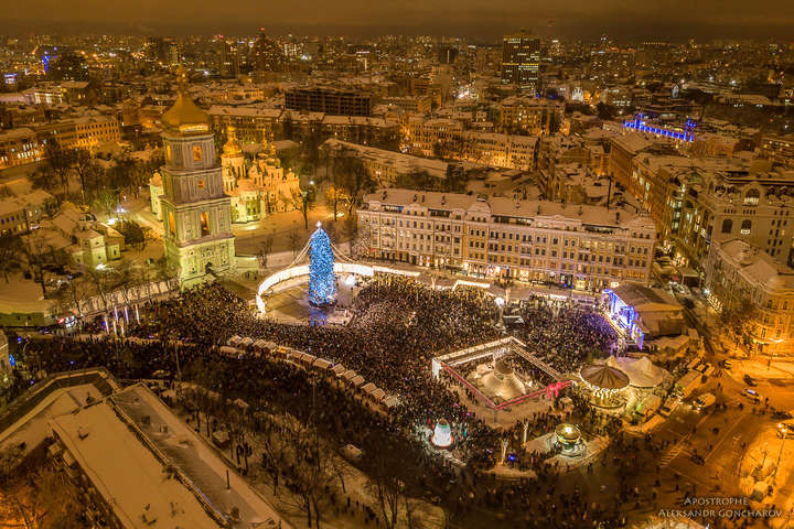 Казкові фото новорічної ялинки в Києві. Вид з висоти пташиного польоту