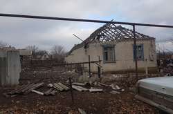  Зруйнований в результаті обстрілу будинок у Новолуганському 