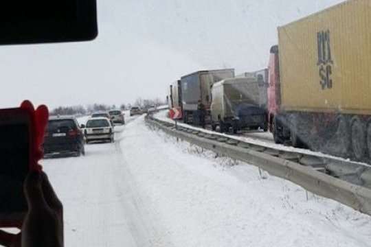 Через снігопад закрито рух на дорогах у шістьох областях України (список)