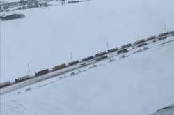 Між Черкаською та Київською областями вже добу стоять сотні вантажівок