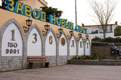 Окупанти пустили з молотка кримський завод шампанських вин 