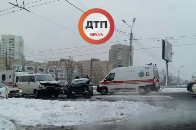 Ранок в Києві: численні ДТП через складні погодні умови (фото)