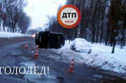 У Києві на слизькій дорозі перекинувся Nissan