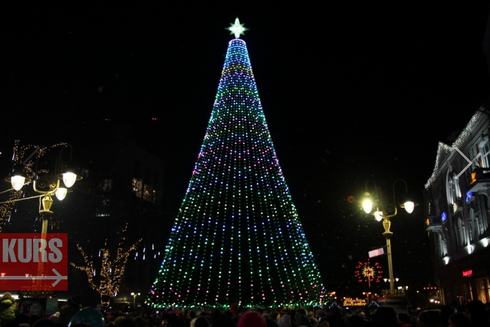 Главная новогодняя елка Ивано-Франковска: опубликованы фото 
