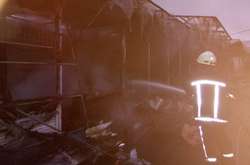 У Запоріжжі масштабна пожежа: палали торгові ряди центрального ринку (відео)