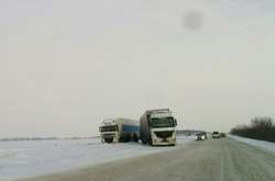 На трасі Київ-Одеса ситуація стабілізувалась: машини вирвалися із снігової пастки 