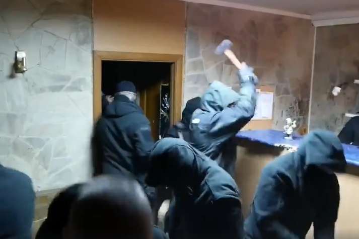 Невідомі у Києві увірвалися до кафе та розтрощили його за хвилину 