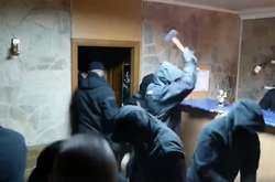 Невідомі у Києві увірвалися до кафе та розтрощили його за хвилину 