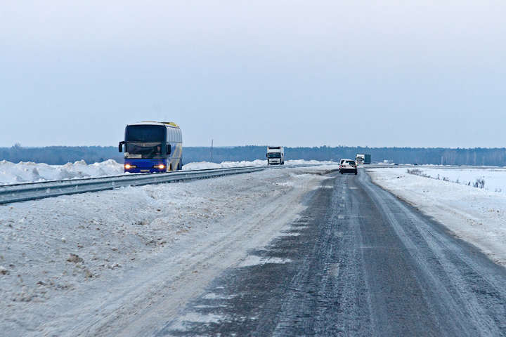 Рятувальники звітують про відновлення належного руху на дорогах України 