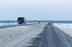Рятувальники звітують про відновлення належного руху на дорогах України 
