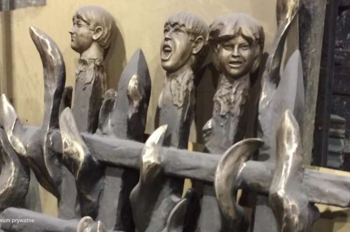 Дитина, проколота вилами: у Польщі розробили пам'ятник жертвам Волинської трагедії