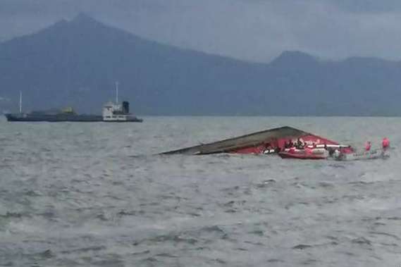 На Філіппінах затонув паром, на борту було більше 250 людей