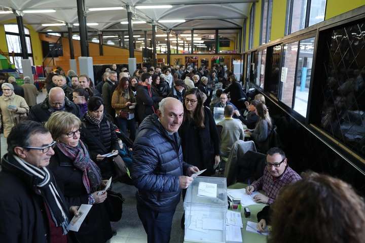 У Каталонії достроково стартували парламентські вибори