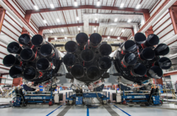 Глава SpaceX показав ракету надважкого класу Falcon Heavy