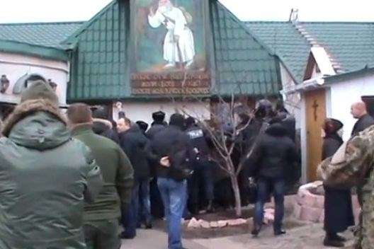 Суд оправдал киевского священника, раскопавшего могилу жены